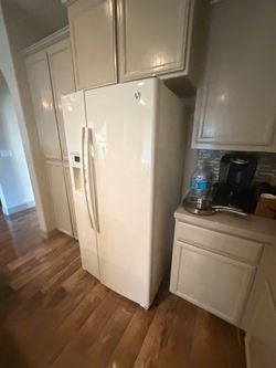 GE Side-by-Side Refrigerator GSE23GGKJCCC