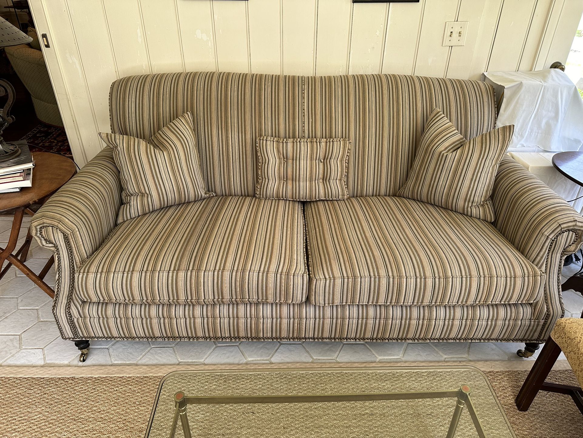 Beautiful Traditional Couch By Mitchell Gold & Bob Williams (3) Pillows Included!