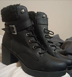 Mari A. Black Heeled Combat Boots with Faux Fur Collar