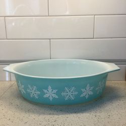 Kitchen- Casserole Dish - Large 2 1/2 Quart Vintage Pyrex Snowflake ❄️ Pattern - Price Drop $15.00.