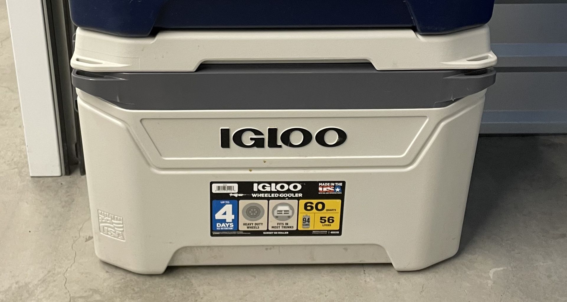 Ice chest cooler has wheels and long handle $40