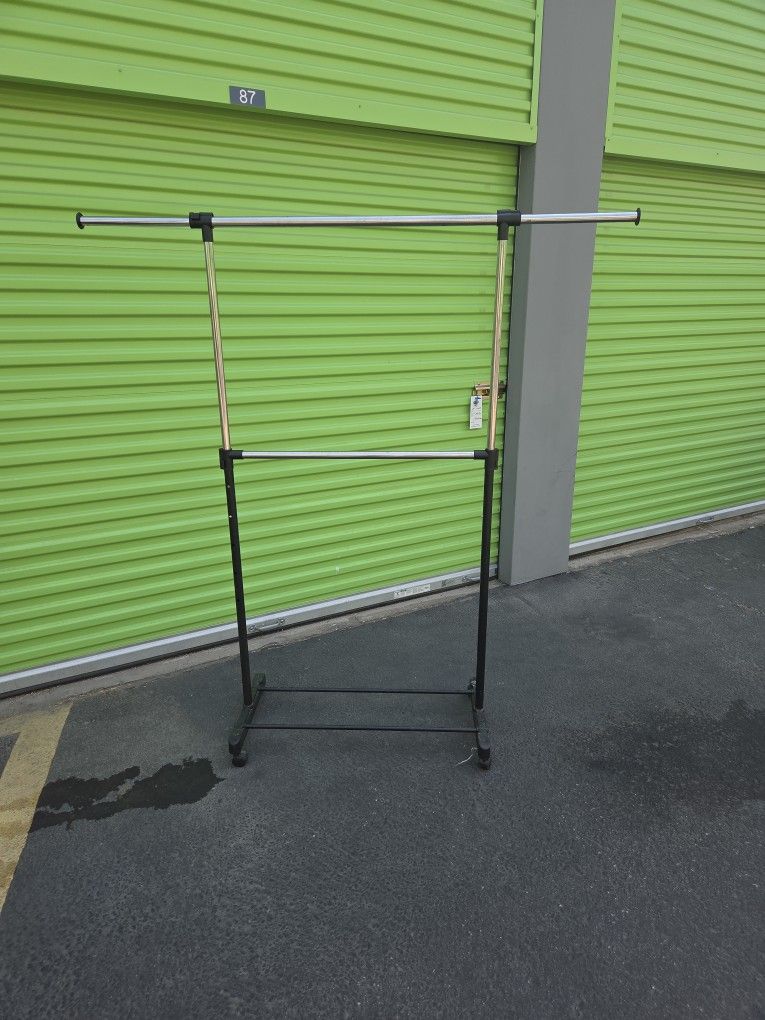 Adjustable Clothes Hanging Rack W/ Wheels