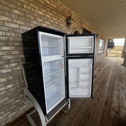 Refrigerator And Microwave. Like ONE MONTH OF USE. Like new 