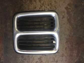 Bmw 320 I center grill $30