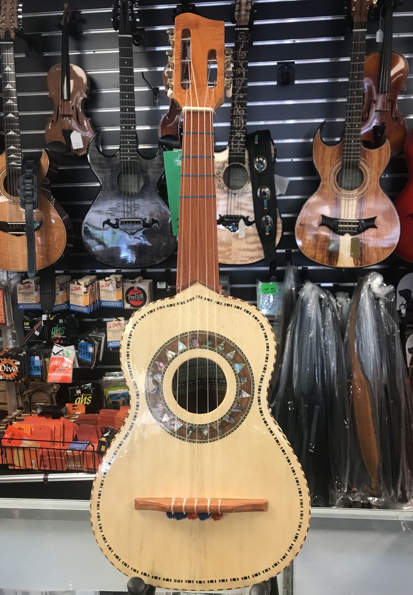 M 61 VIHUELA. (SIZE 1). DE CEDRO.