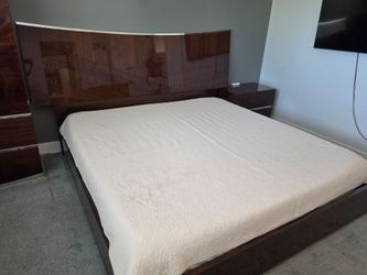 King bedframe with 2 nightdtands