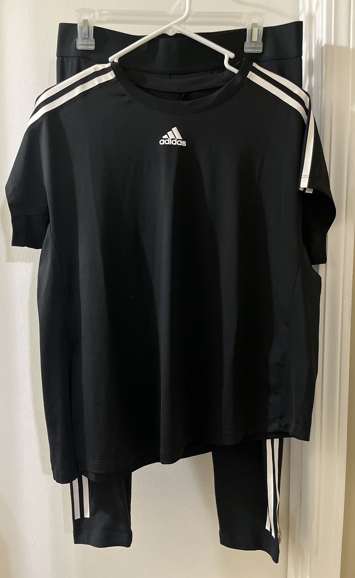 Woman’s ADIDAS activewear (Sz Large)