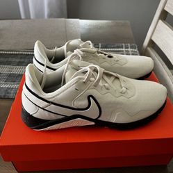 New Women’s Nike Shoes Size 6