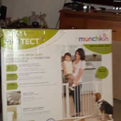 Munchkin Self Closing Gate