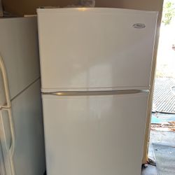 Whirlpool top and bottom white fridge excellent condition