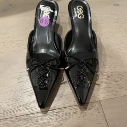 Woman’s GBG Los Angeles black patent kitten heel mule Dress Shoes size 6.5