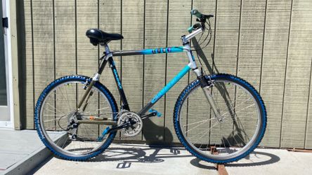 Giant Cadex Cfm 3 Frame Size :22” Tires 26”