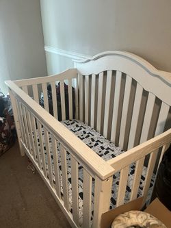 White Baby Crib / Toddler Bed