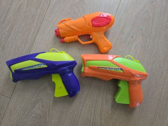 Water pistols/squirt guns