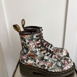 Dr Marten Leather Boots size 6