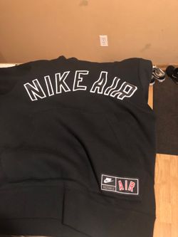 Nike hoodie never worren (SELLIN FOR 50 but lowest ask is 45 AND ITS A SMALL IN MENS