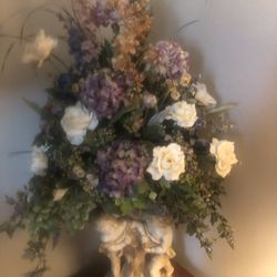 BEAUTIFUL STATUE VASE WITH ABUNDANCE OF SILK FLOWERS