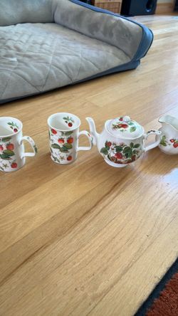 Strawberry design fine China Coffee cups teapot creamer tea cup