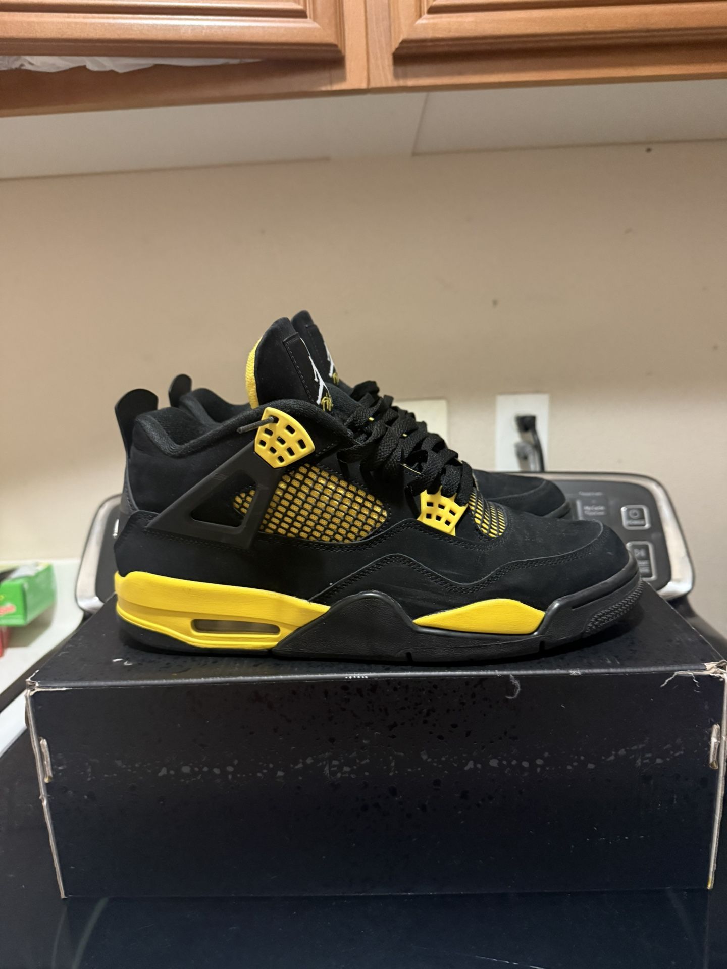 Jordan 4 Thunders