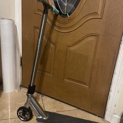 New  Custom Pro Scooter Triad “fugitive “deck, Bar And Vokul Wheels And Fork