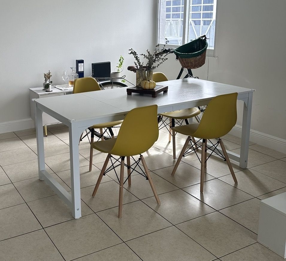 Dining table & 4 Chairs