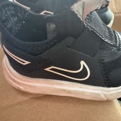 Toddler size 4 Black Nike’s
