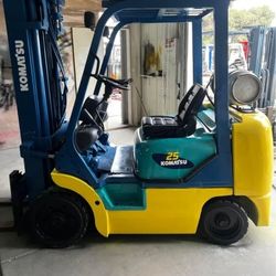 Komatsu 25 Forklift 
Solid Traction Tires 
5,000 Lbs Capacity 
Low Hours