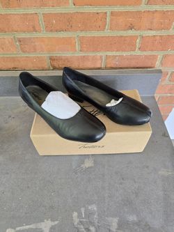 Women's Black Trotters Shoes Size 9W