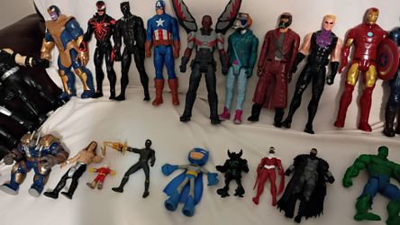 Selling a huge lot of action figures marvel aprox. 36 pieces total  read below!