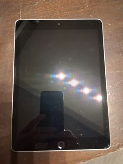Apple i Pad. Great Shape. Locked.