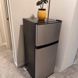 Compact Refrigerator 4.5cu 