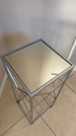 Modern Geometric Silver Metal and Mirrored Top Pedestal