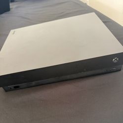 Xbox one x disc + 2 wired controllers