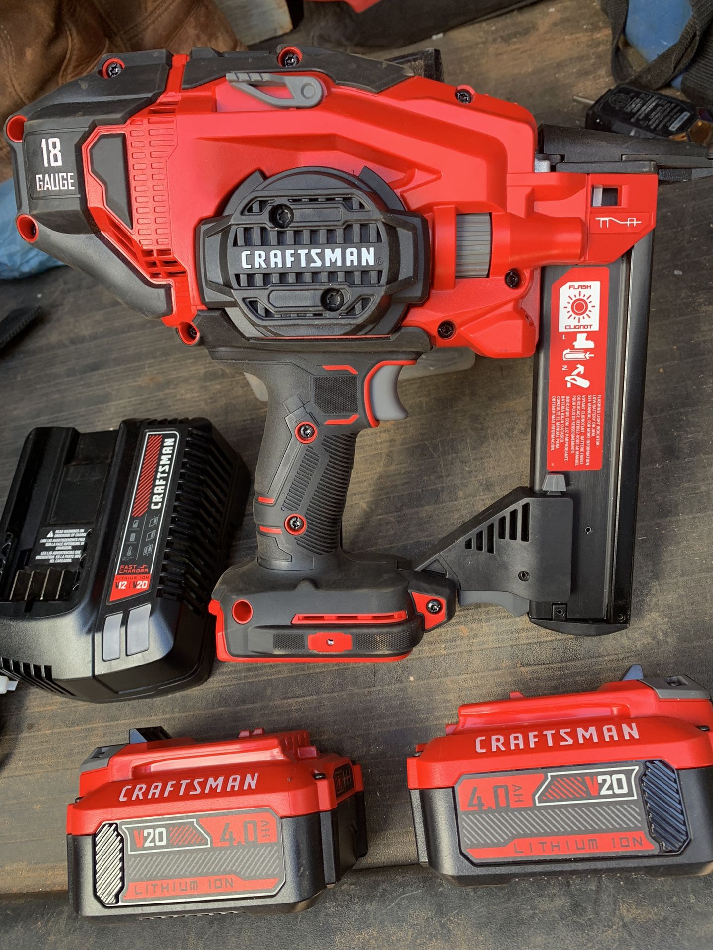 Craftsman 18 Gauge 20 V Stapler With Batteries And Charger
