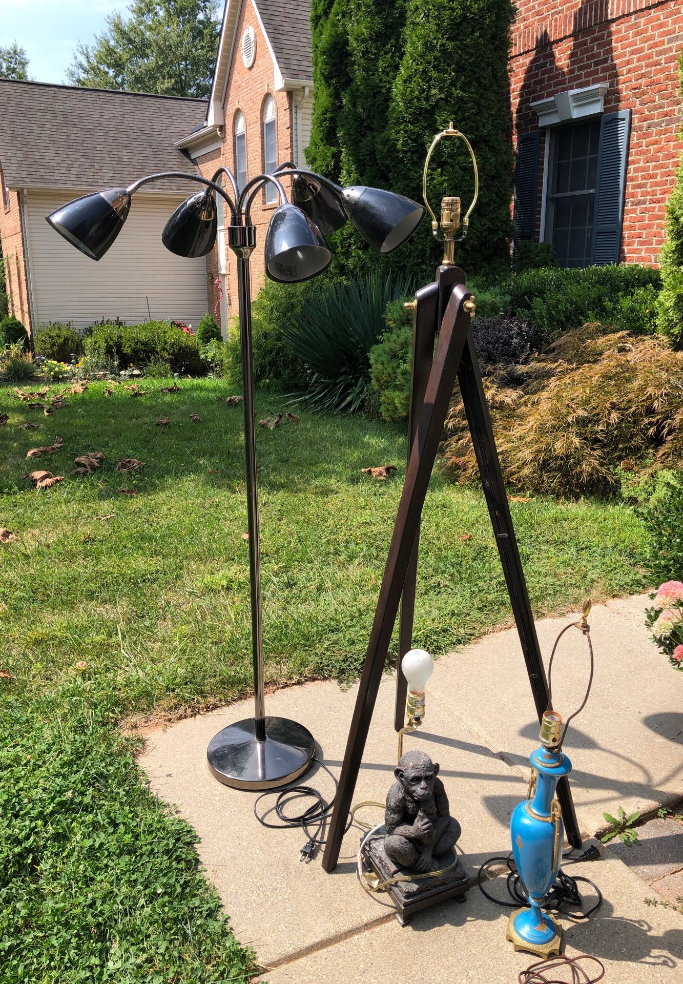 Two beautiful floor lamps and two table lamps. Good condition