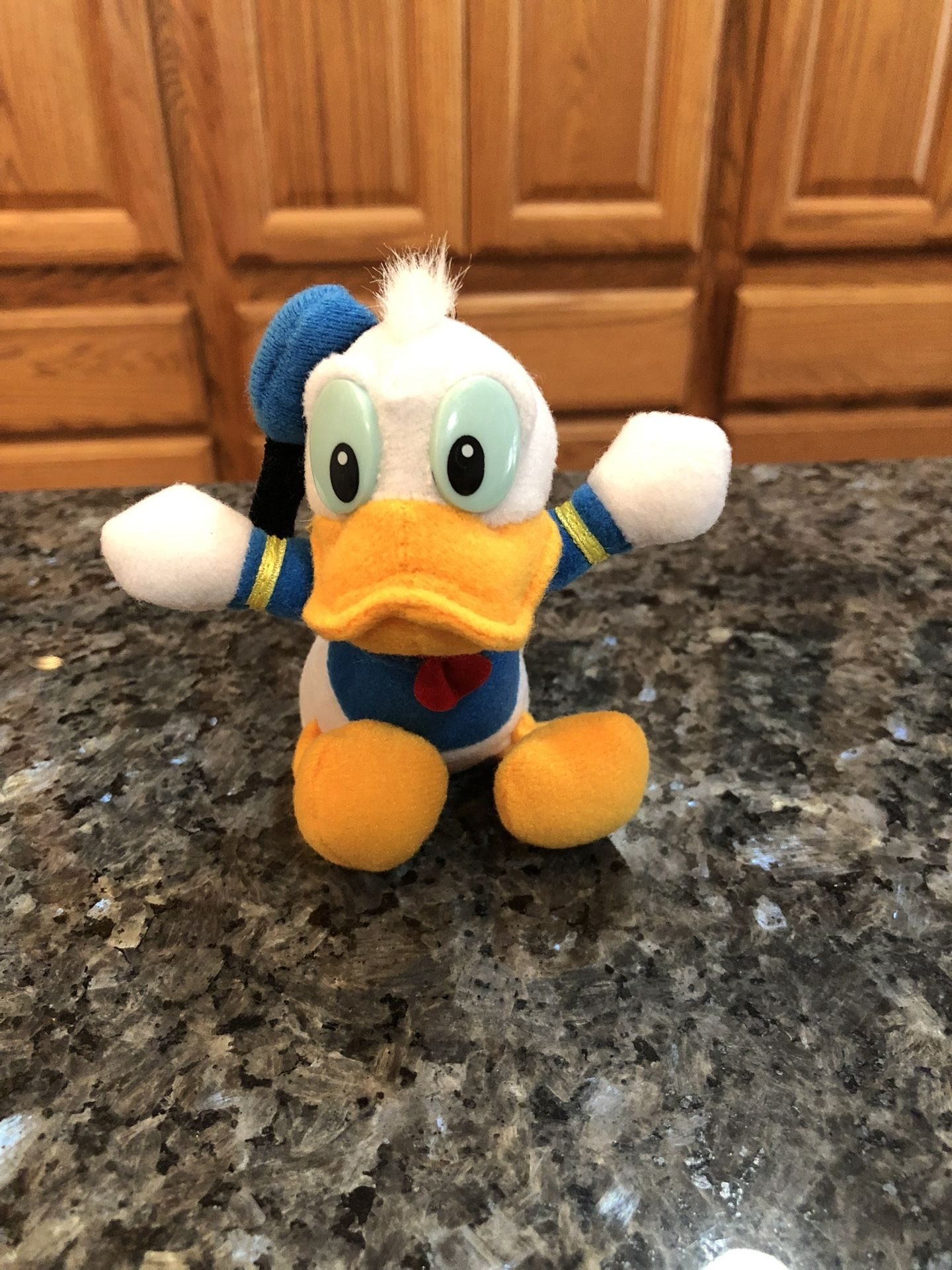 Vintage Disney Donald Duck Plush Keychain . Size 3 1/2 inches Tall . Exclusive to Disneyland and Walt Disney World. Preowned Good Condition. Has b