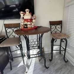 Set Of Table And Chairs 