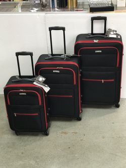 3 pice luggage set includes large size (28" can fit up to $50Ib), medium size (24 ") and Carry-on size (20"). Light weight expandable and durable