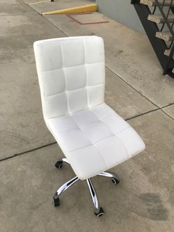 White comfy chair no hydraulic