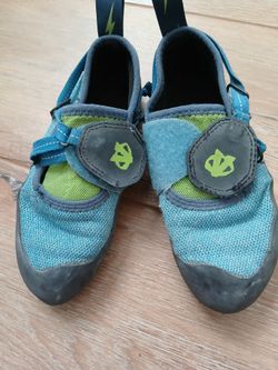 Evolve kids climbing shoes size 3