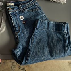 Woman Levi’s  Sz: 10p - Petite. - $6