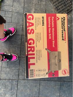 Portable gas grill