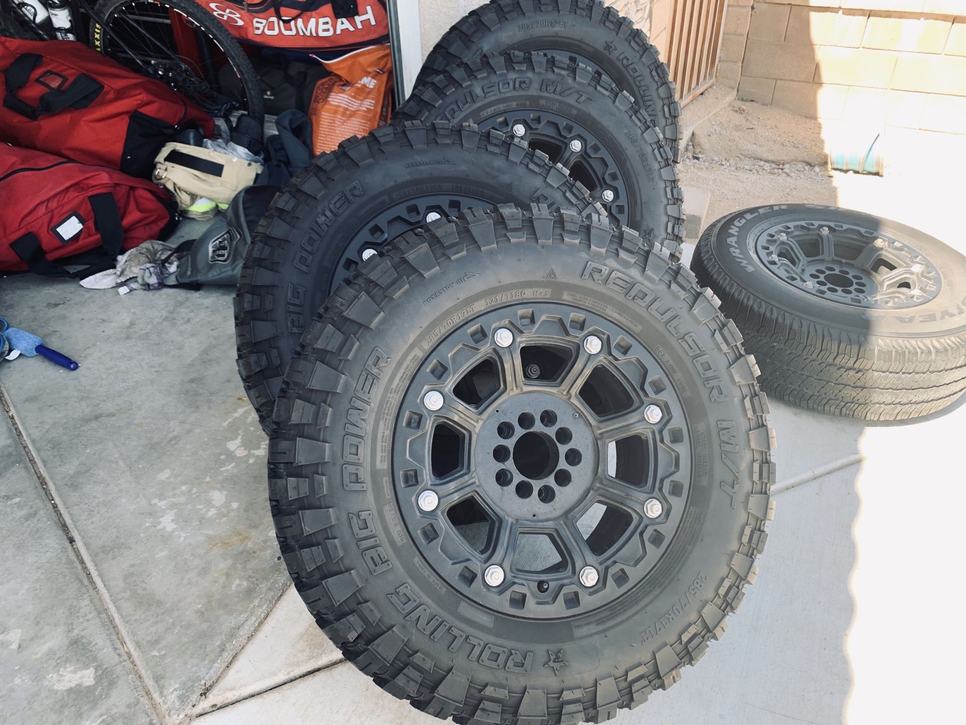 Jeep Wrangler wheels and tires 285/70/17