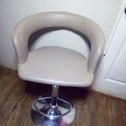 modern bar stool  faux Leather  360-degree swivel function.