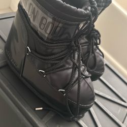 Never Worn Moon Boots Size 6
