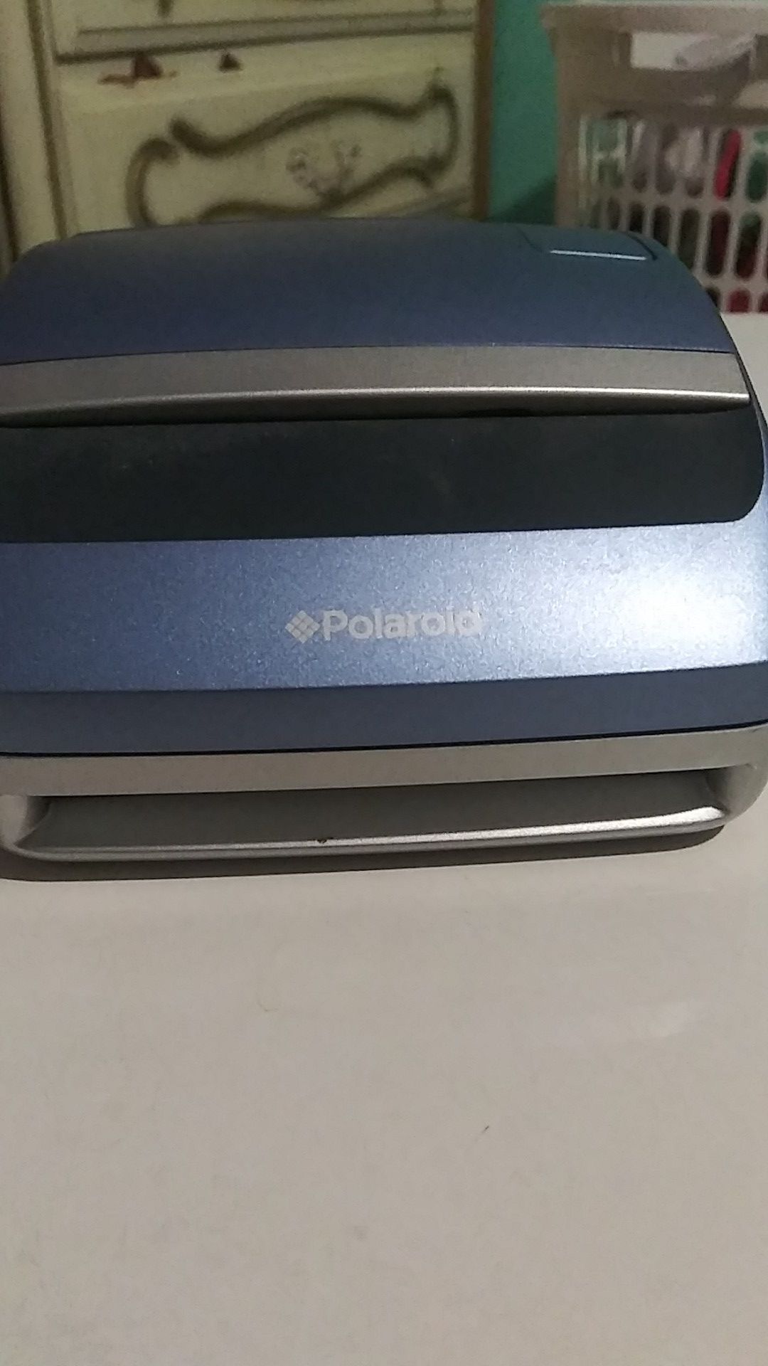 It is an old polaroid from the 1990's great condition the brand is polaroid PRICE IS NEGOTIABLE I WANT TO GET RID OF IT