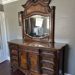 5pc Queen Bed Frame , Dresser And Mirror Set 