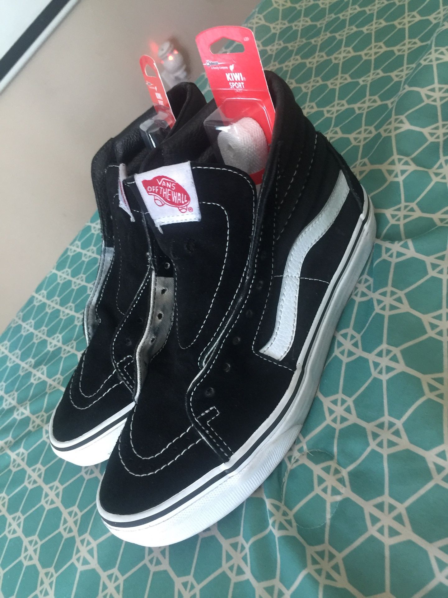 Vans size 6 in men 7.5 in women’s come with 2packs of brand new Shoes strings black and white