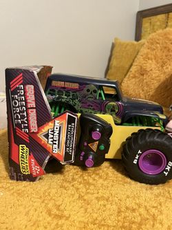 Monsterw Jam Grave Digger Freestyle Force RC Monster Truck, 1:15 Scale