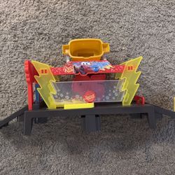 Mattel Disney and Pixar Cars Color Changers Car Wash Playset with Color Changing Lightning McQueen Toy Vehicle, 20-Inches Long, Connects to Other Sets